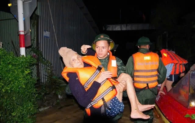 Tại Quảng Ngãi, nước biển dâng trong đêm tràn qua bờ kè, dân hối hả chạy sơ tán