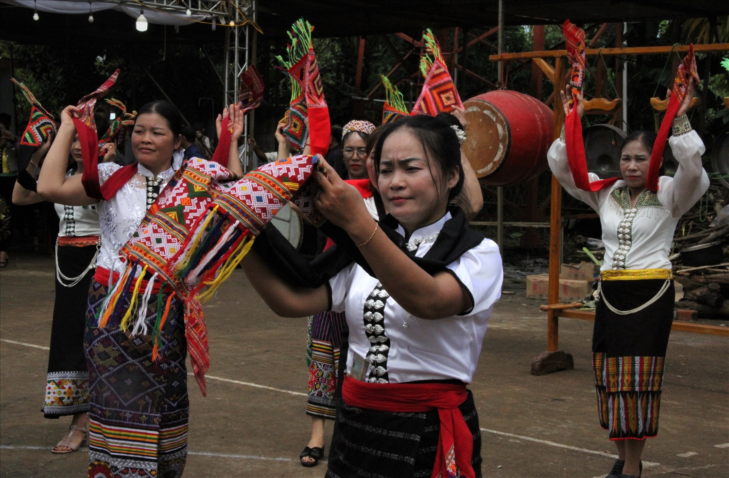Em kg bài: Buôn Thái phát huy bản sắc văn hóa trên quê hương mới 5