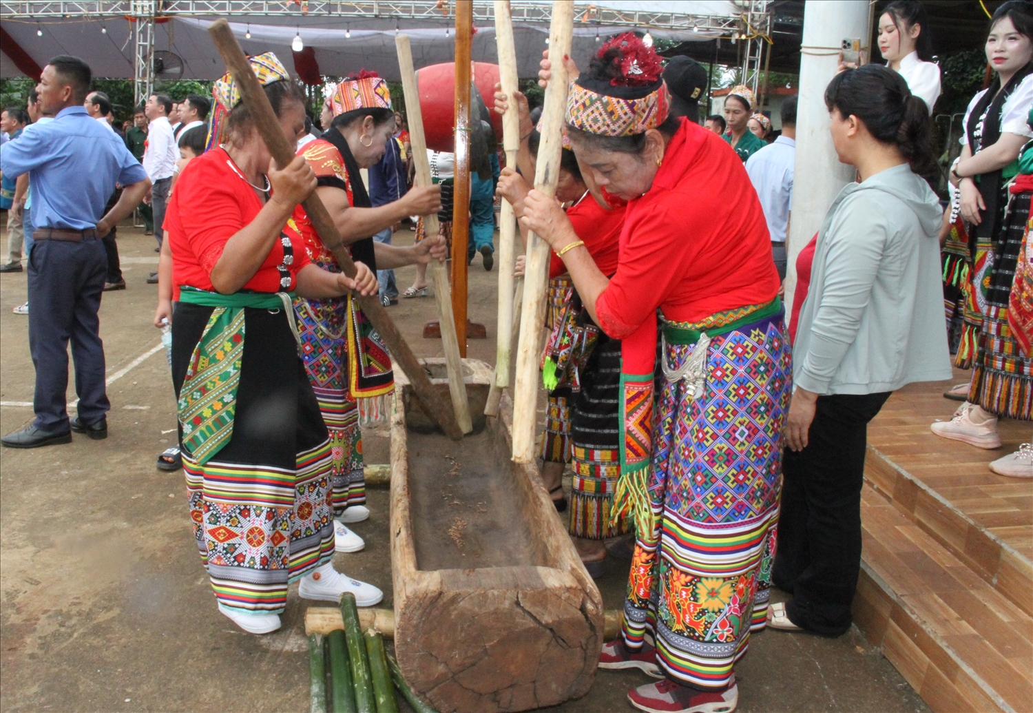 Em kg bài: Buôn Thái phát huy bản sắc văn hóa trên quê hương mới 6