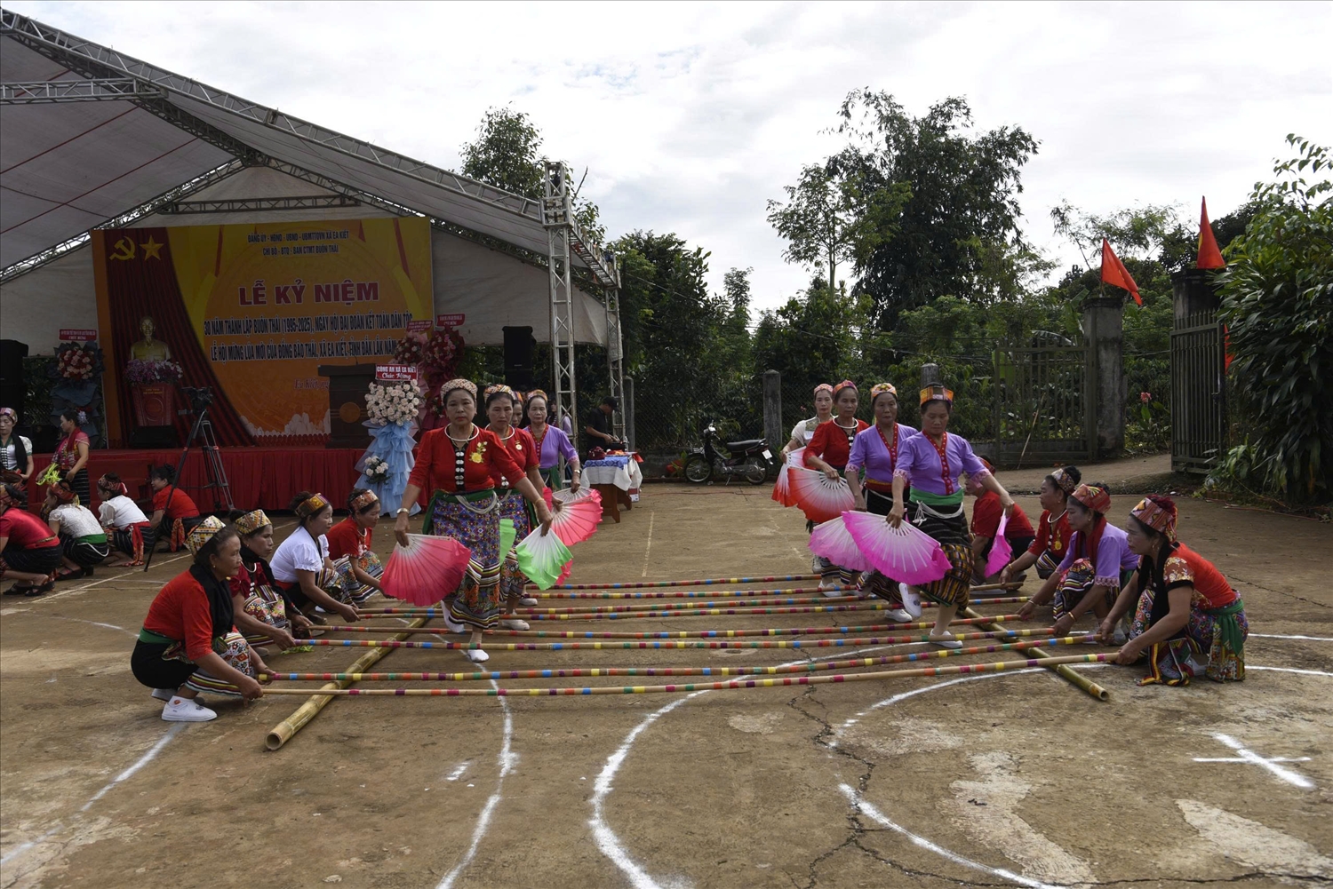 Em kg bài: Buôn Thái phát huy bản sắc văn hóa trên quê hương mới 7