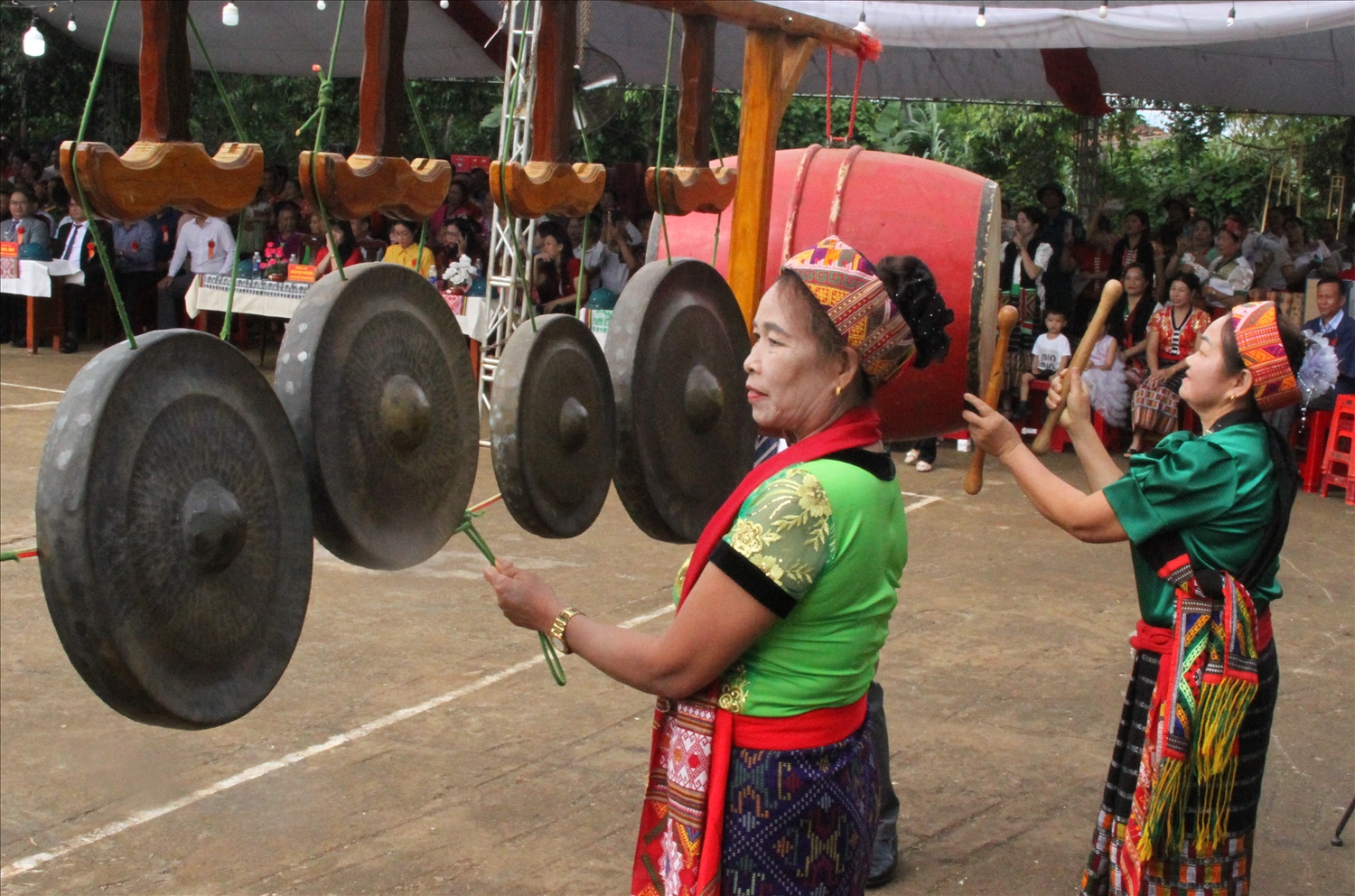 Em kg bài: Buôn Thái phát huy bản sắc văn hóa trên quê hương mới 3