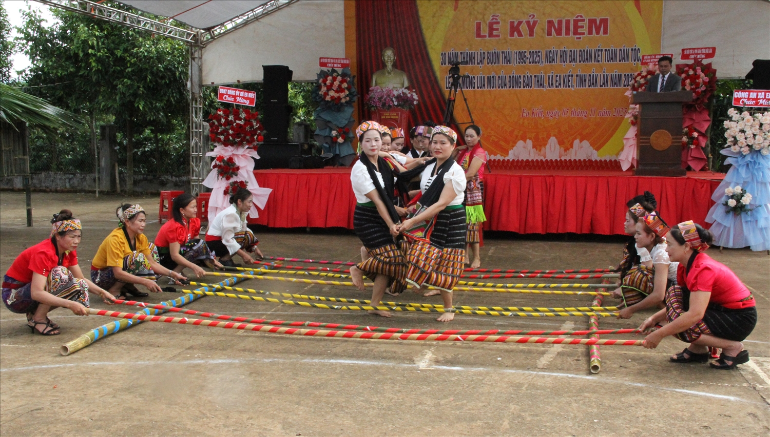 Em kg bài: Buôn Thái phát huy bản sắc văn hóa trên quê hương mới 4