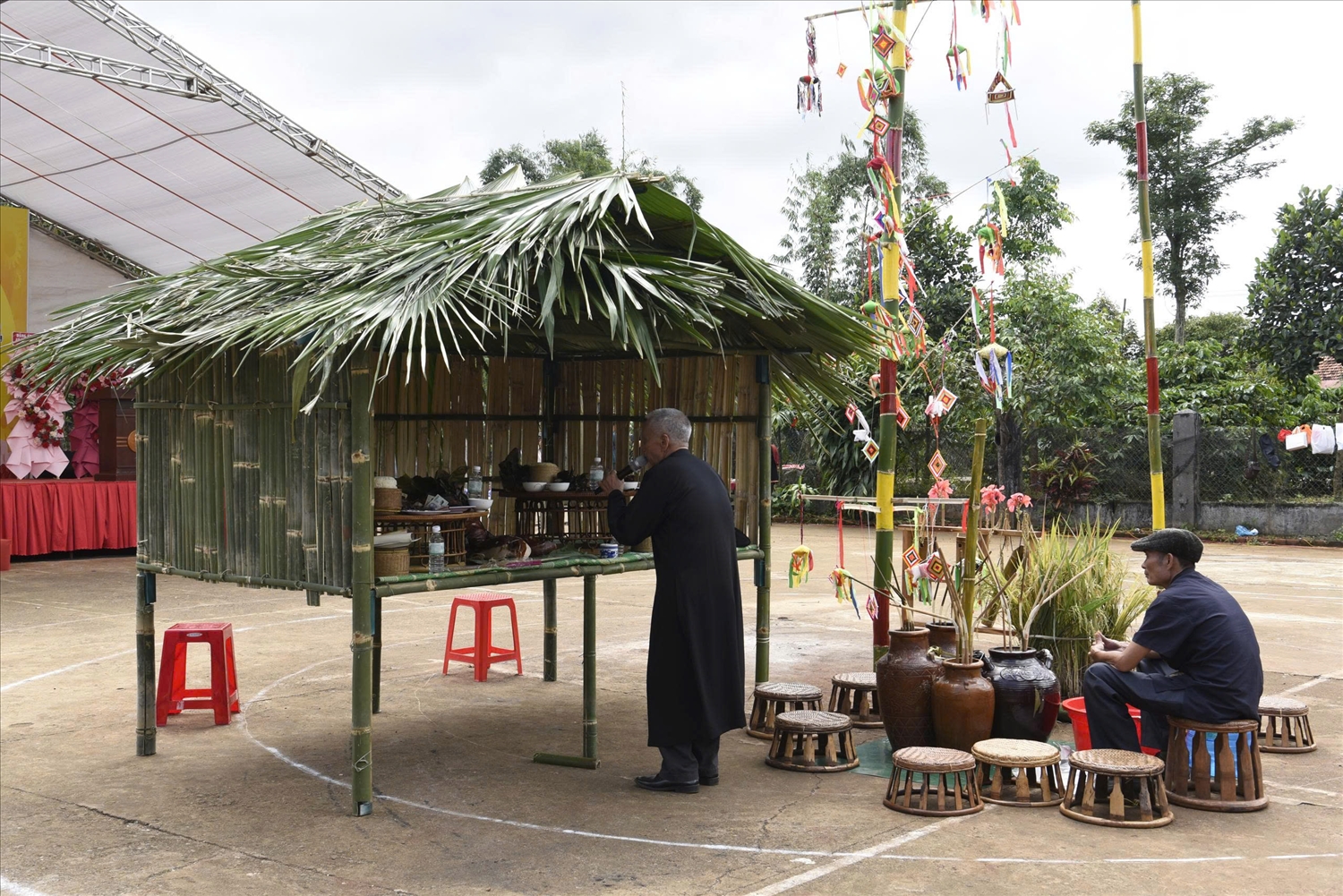 Thầy cúng thực hiện nghi thức cúng mừng lúa mới (Ảnh: Lê Hường)