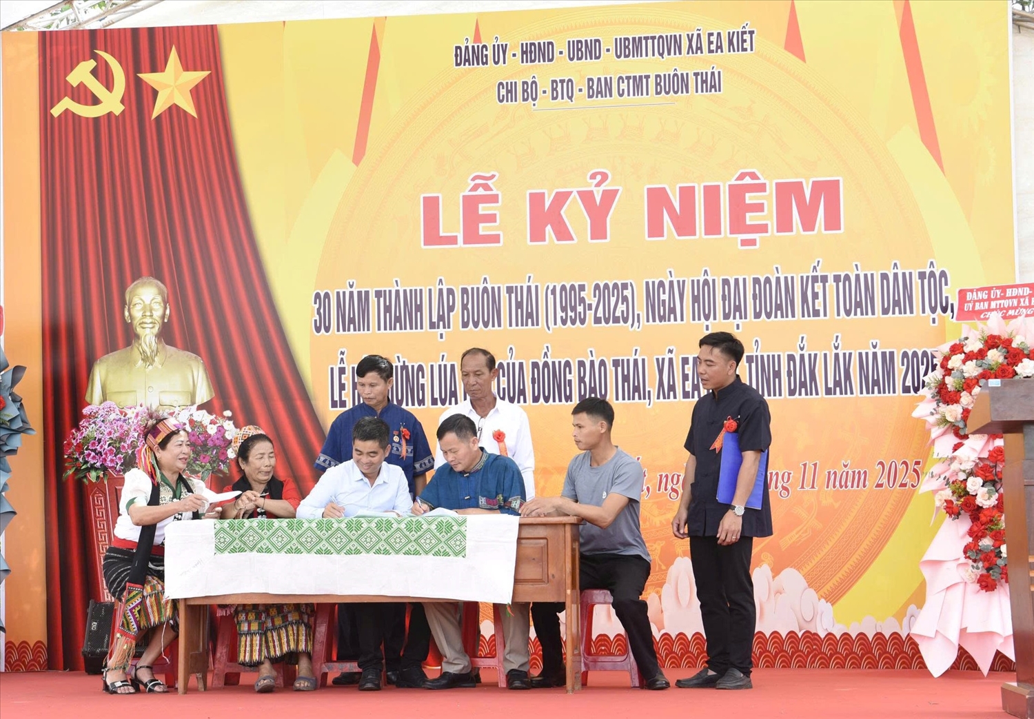 Tại lễ hội đại diện các đoàn thể buôn Thái ký kết phong trào thu đua đoàn kết xây dựng đời sống văn hóa, giữ gìn bản sắc văn hóa dân tộc (Ảnh: Lê Hường)