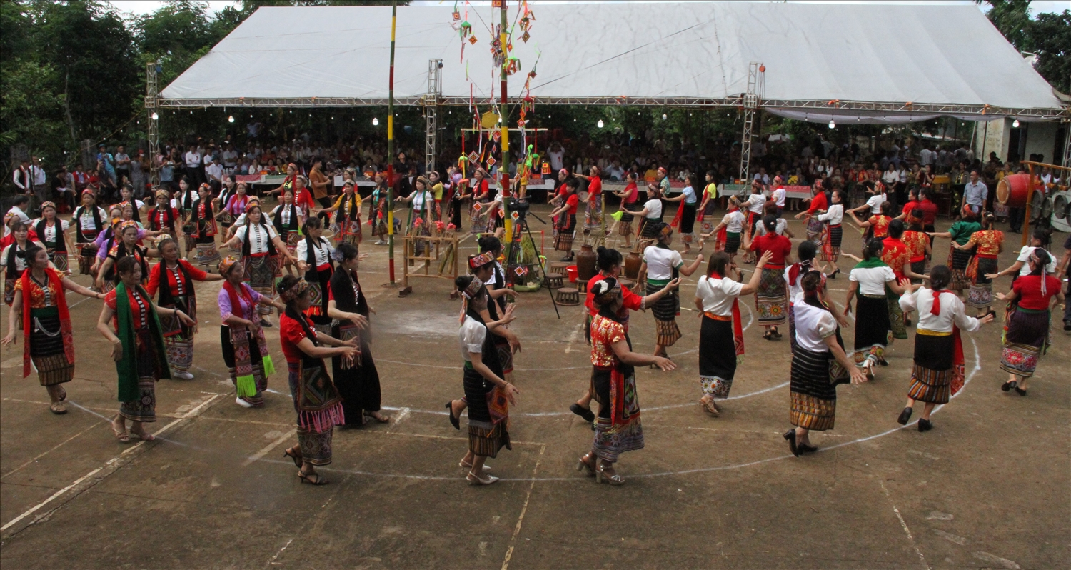 Phụ nữ dân tộc Thái trong buôn say trong điệu múa xòe truyền thống (Ảnh: Lê Hường)