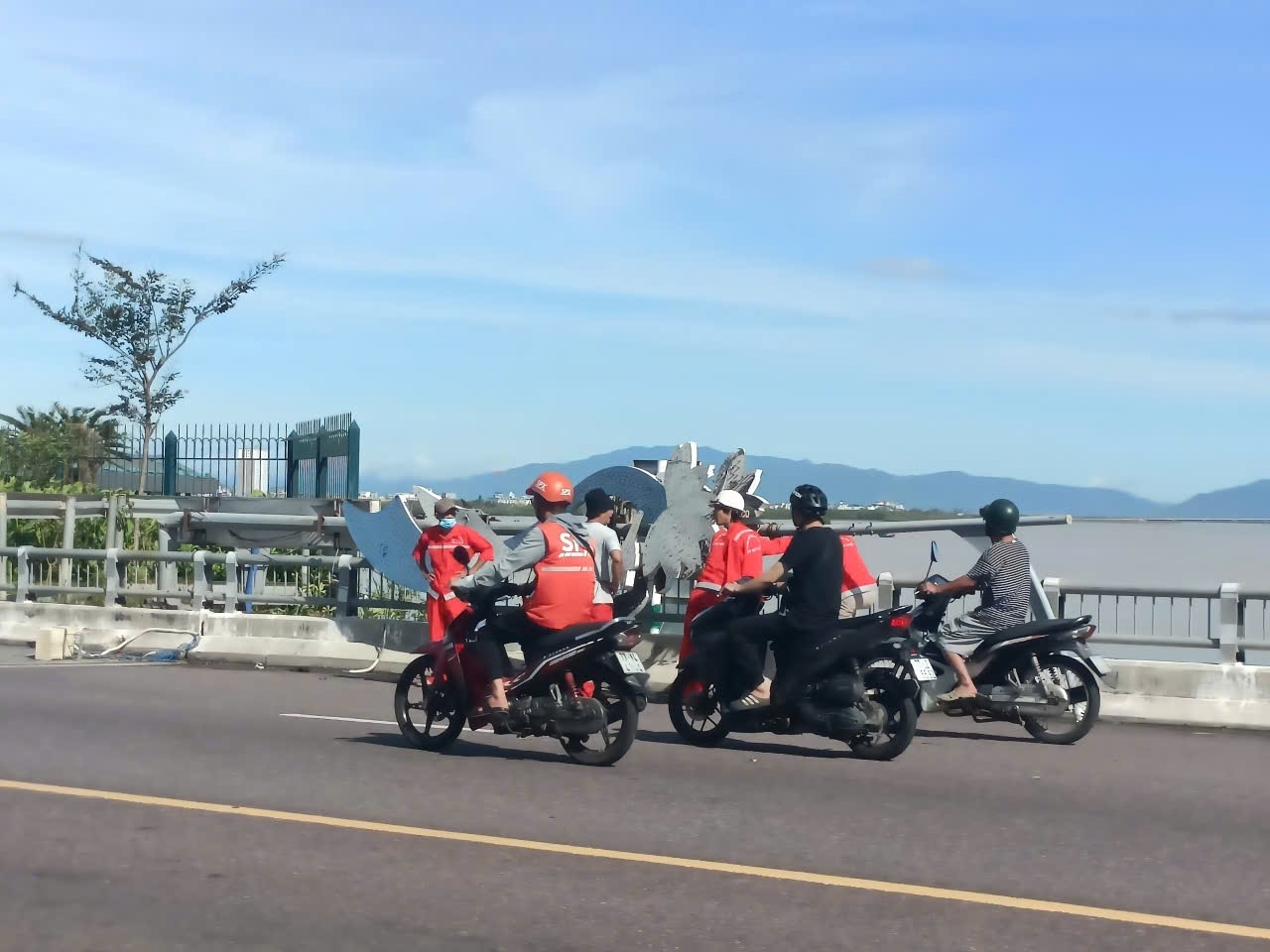 Các biển hiệu quảng cáo ngã đổ. (Ảnh Lê Phương)