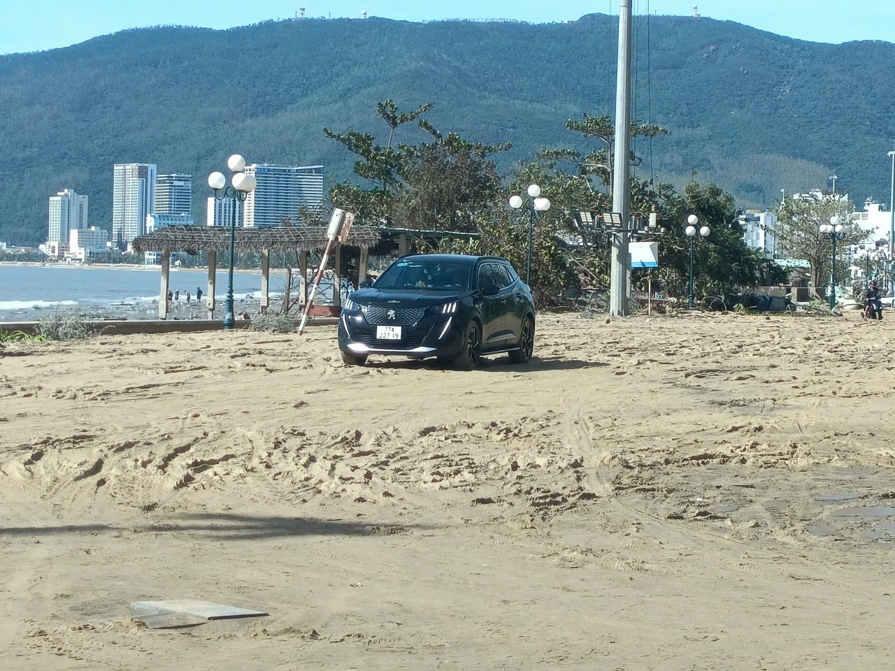 Sóng mạnh làm dạt cát vào đường Xuân Diệu, Quy Nhơn. (Ảnh Lê Phương)