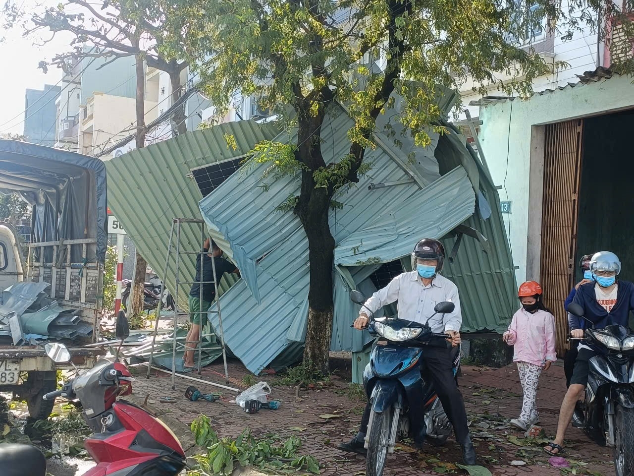 Hơn 2.200 ngôi nhà bị tốc mái do bão số 13. (Ảnh Lê Phương)