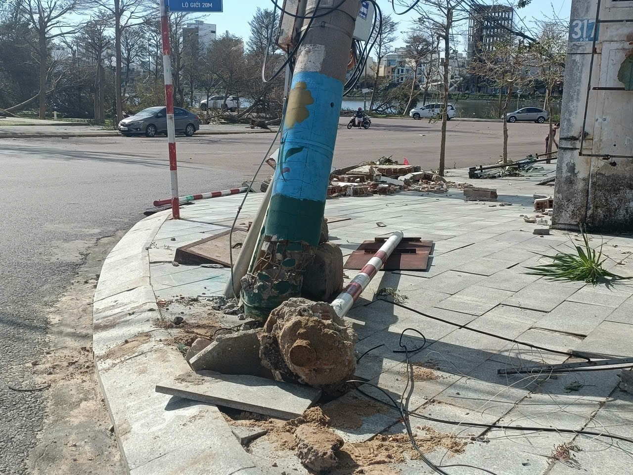 Nền gạch bị bong tróc do ảnh hưởng của bão tại đường ven biển Quy Nhơn. (Ảnh Lê Phương)