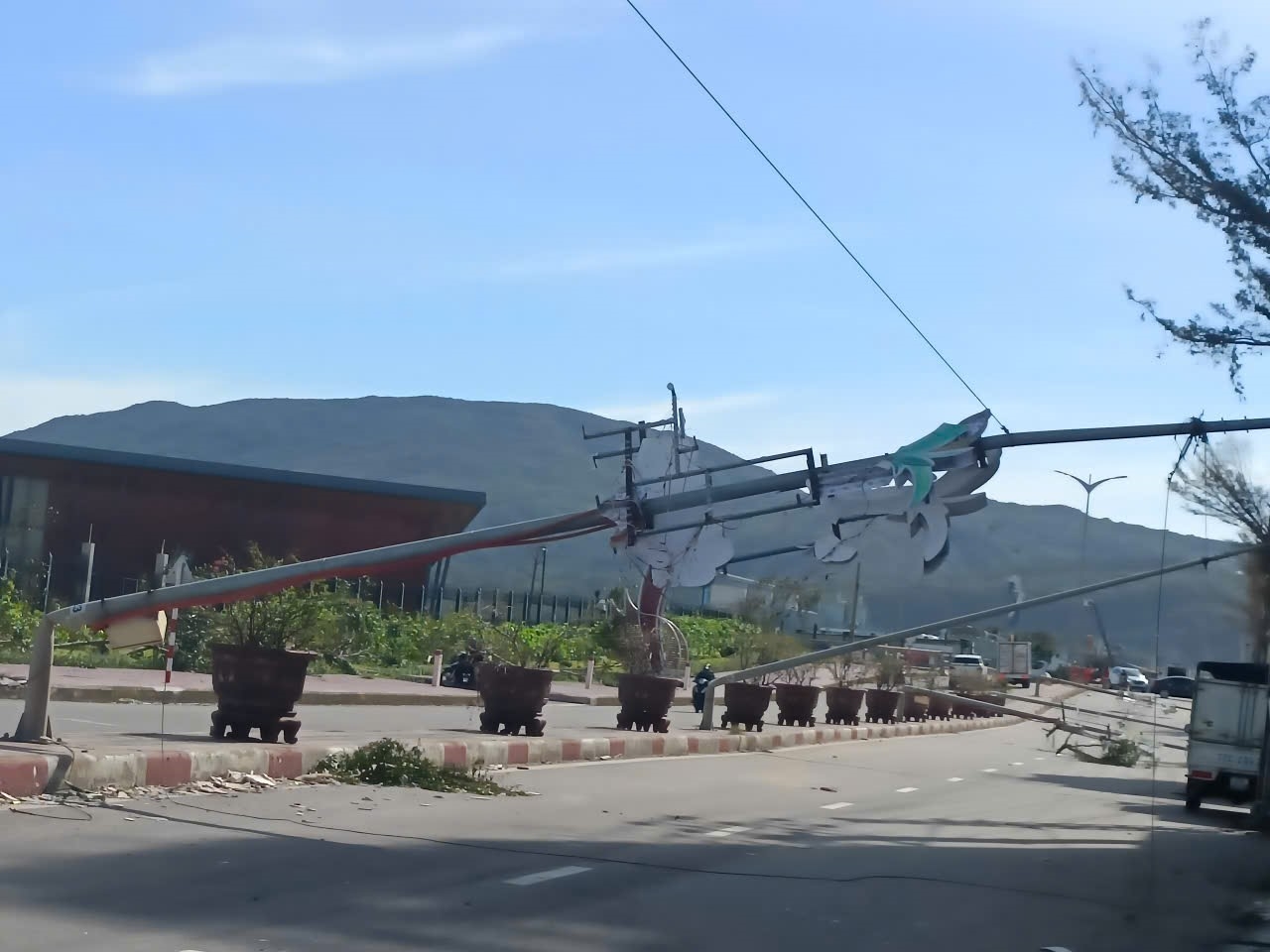 Cột đèn bị ngã trong đêm do bão. (ảnh Lê Phương)