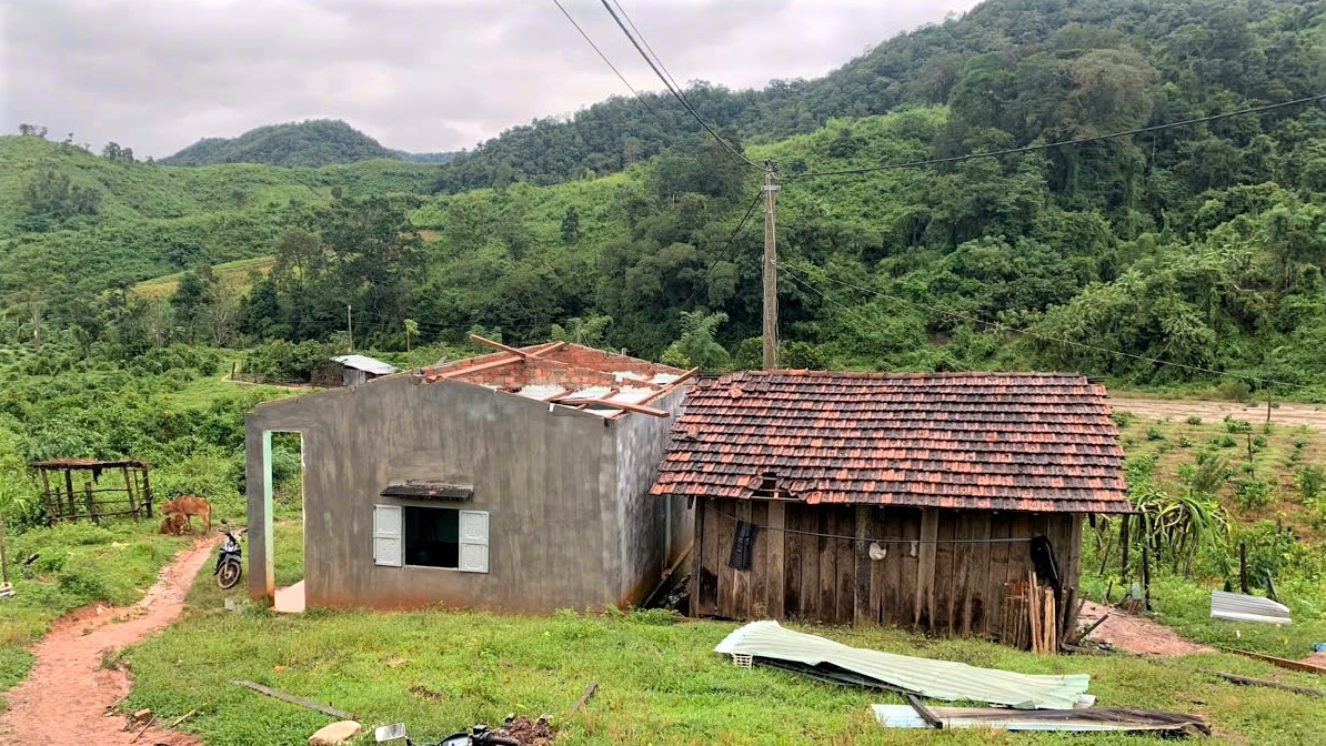 Bão số 13 cũng làm nhiều nhà dân ở xã Đăk Rve bị tốc mái. (Ảnh: Ngọc Chí)