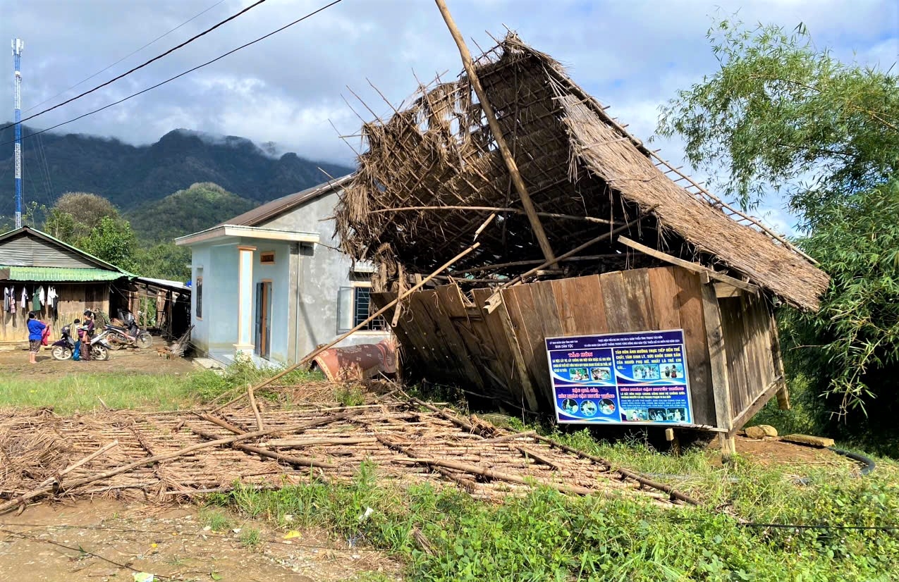 Bão số 13 đã làm nhà rông thôn Ngọc Súc, xã Ngọc Linh bị đổ sập. (Ảnh: Ngọc Chí)