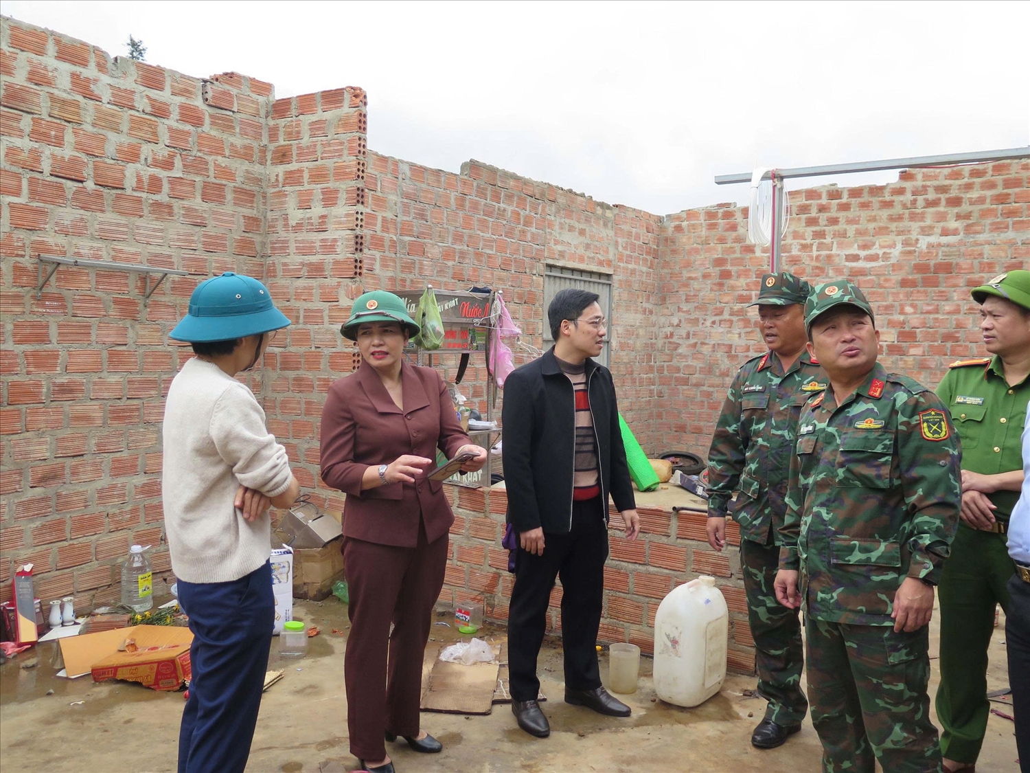 Phó Chủ tịch Thường trực UBND tỉnh Quảng Ngãi Y Ngọc (thứ hai từ trái sang) kiểm tra và chỉ đạo công tác khắc phục thiệt hại do bão số 13 tại xã Đăk Mar. (Ảnh: Ngọc Chí)