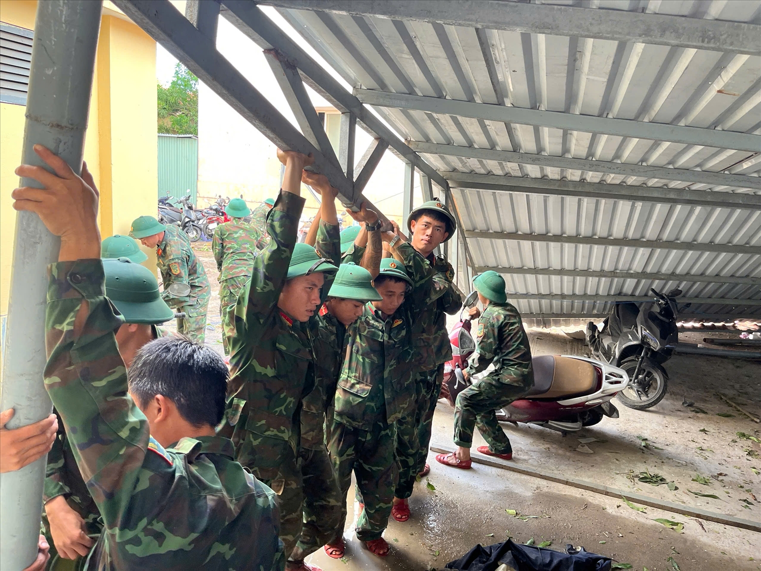 Lực lượng vũ trang Quân khu 5 khắc phục hậu quả do cơn bão số 13 gây ra