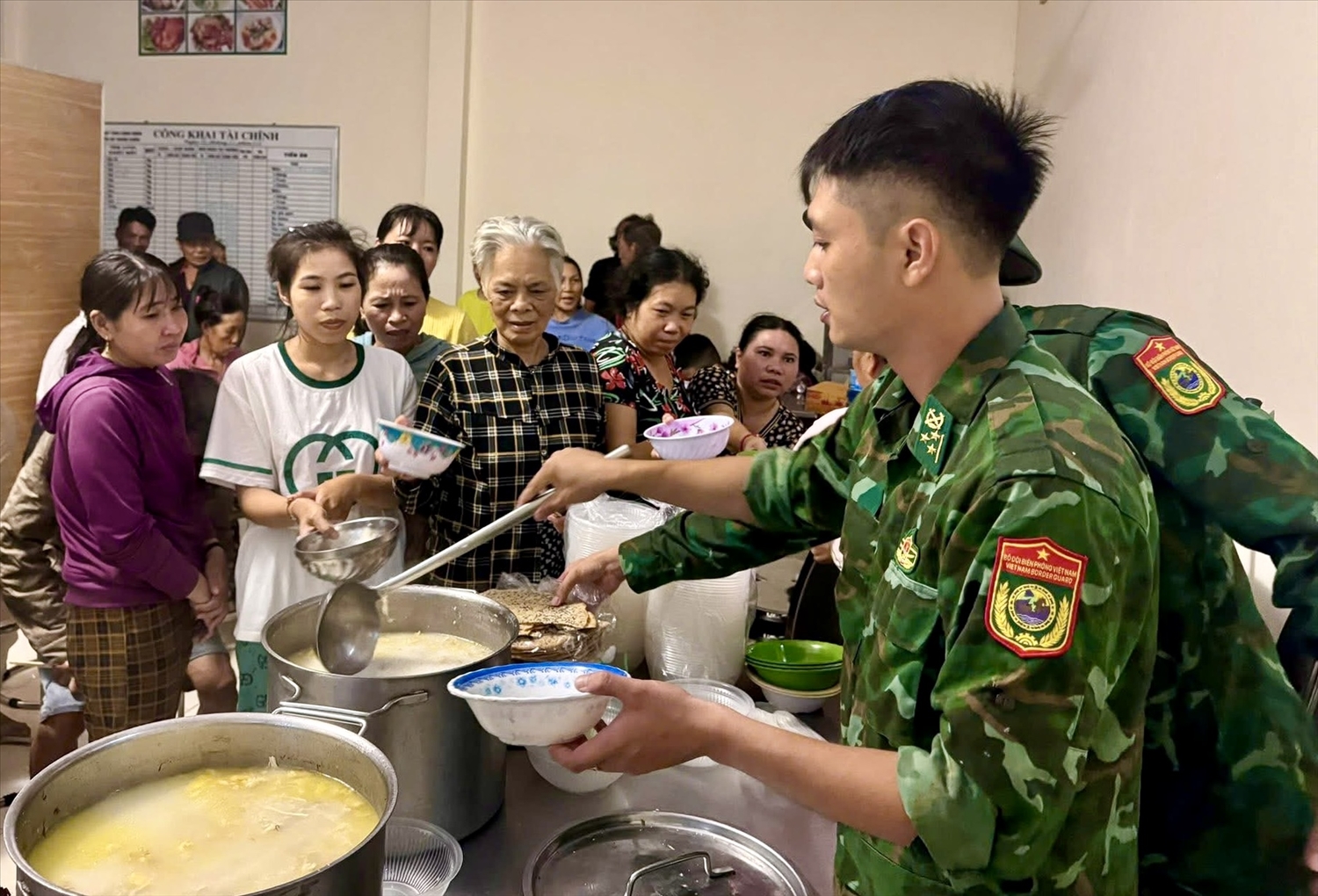 Bà con ấm lòng bởi những tô cháo nghĩa tình do Bộ đội Biên phòng nấu tặng