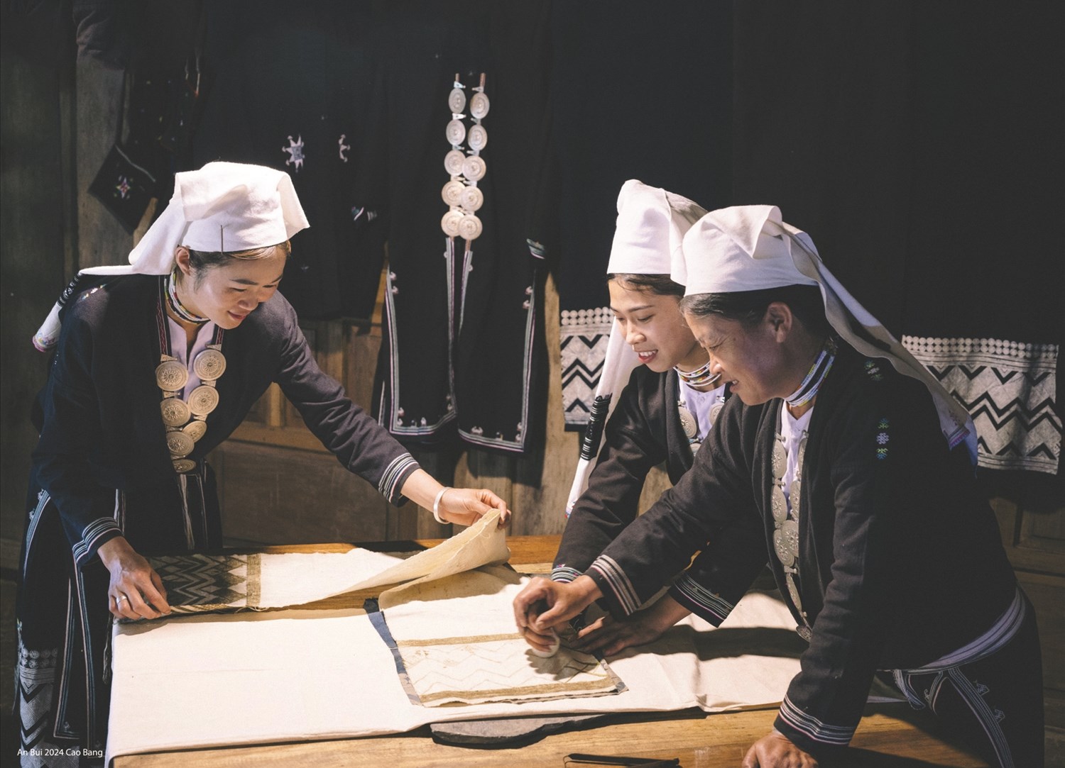 Đồng bào Dao tiền gìn giữ nét đẹp truyền thống, vun đắp tinh thần đoàn kết dân tộc. Ảnh TL