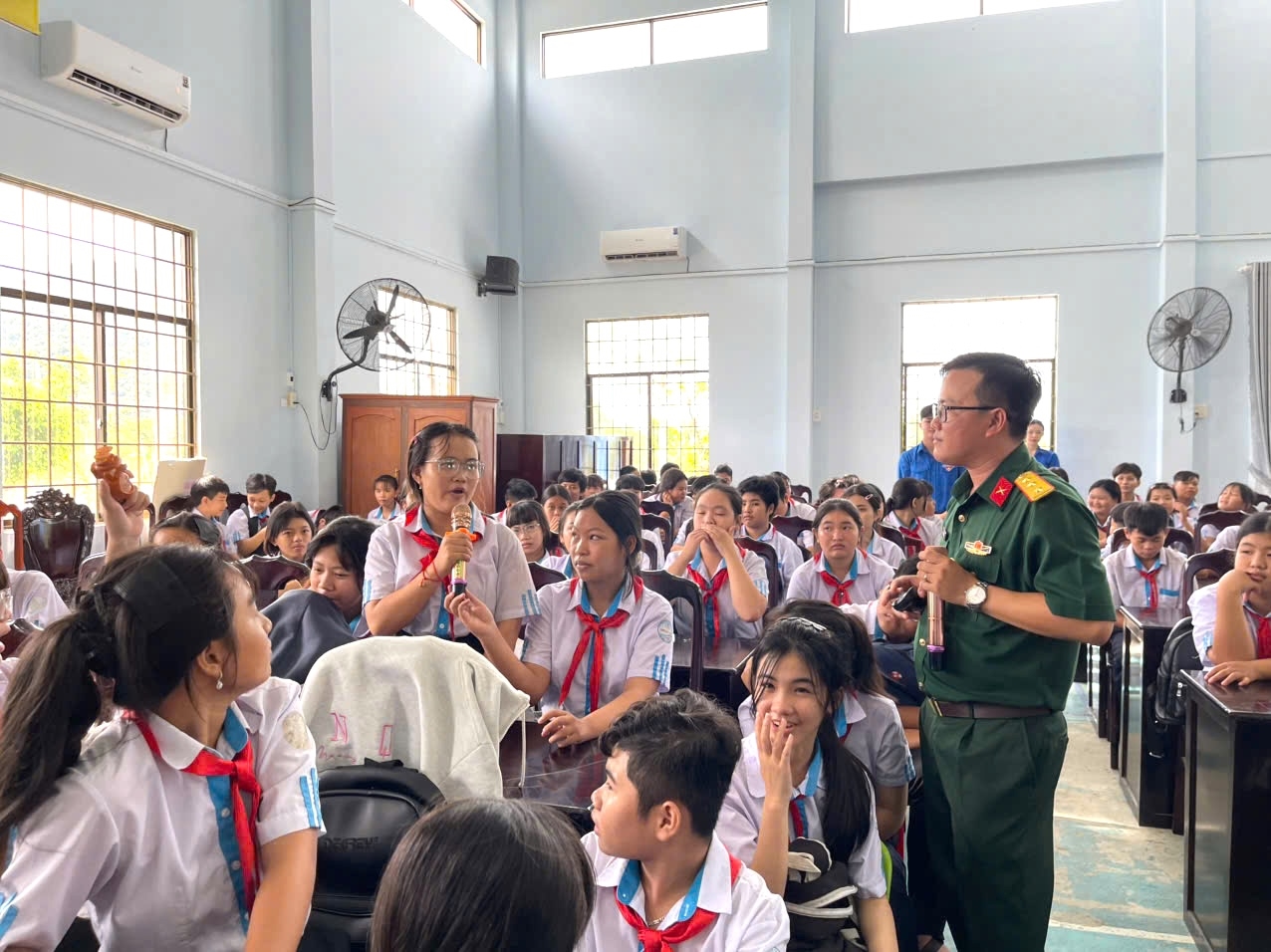 Hầu hết các em học sinh rất thích tìm hiểu về Luật Nghĩa vụ quân sự- Ảnh Phương Vũ