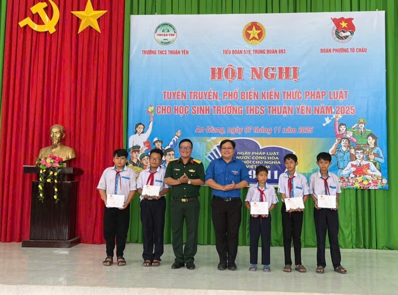 Với nhiều hình thức tuyên truyền sinh động đã thu hút các em tham gia tích cực - Ảnh Phương Vũ