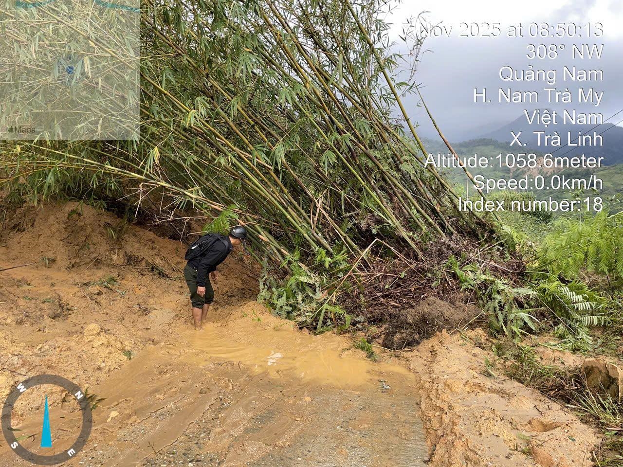 Bão kèm mưa lớn gây sạt lở ở Trà Linh. (Ảnh Trà Vương)