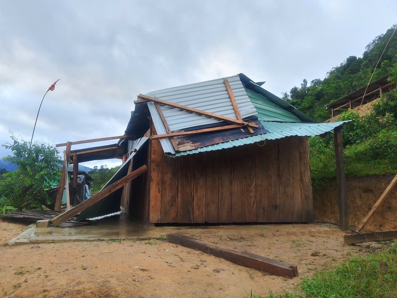 Bão số 13 làm hư hỏng nhà của người dân ở Trà Tập. (Ảnh Trà Vương)