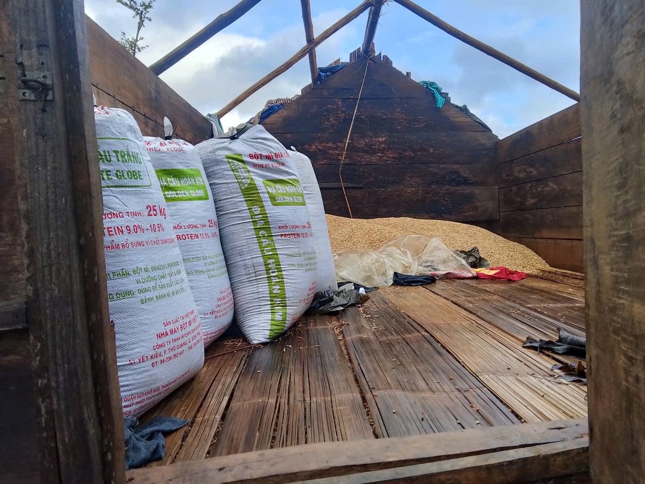 Bão cuốn bay mái tôn kho lúa ở Trà Tập (Ảnh Trà Vương)