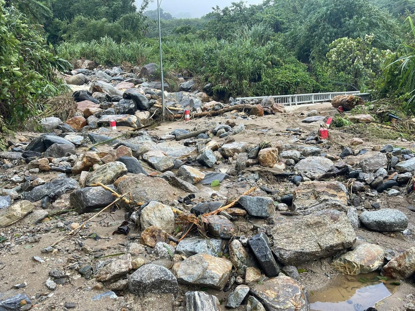 Bão làm sạt lở đường ở xã miền núi Trà Linh (Ảnh Trà Vương).