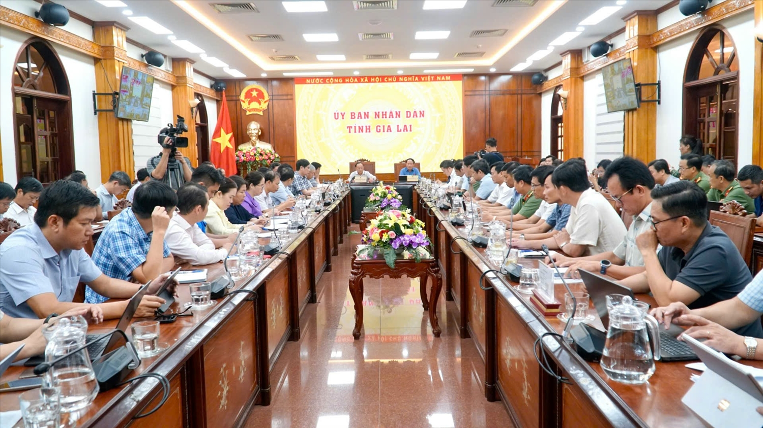 Quang cảnh cuộc họp khắc phục hậu quả bão số 13 ở Gia Lai. (Ảnh Quy Quy)