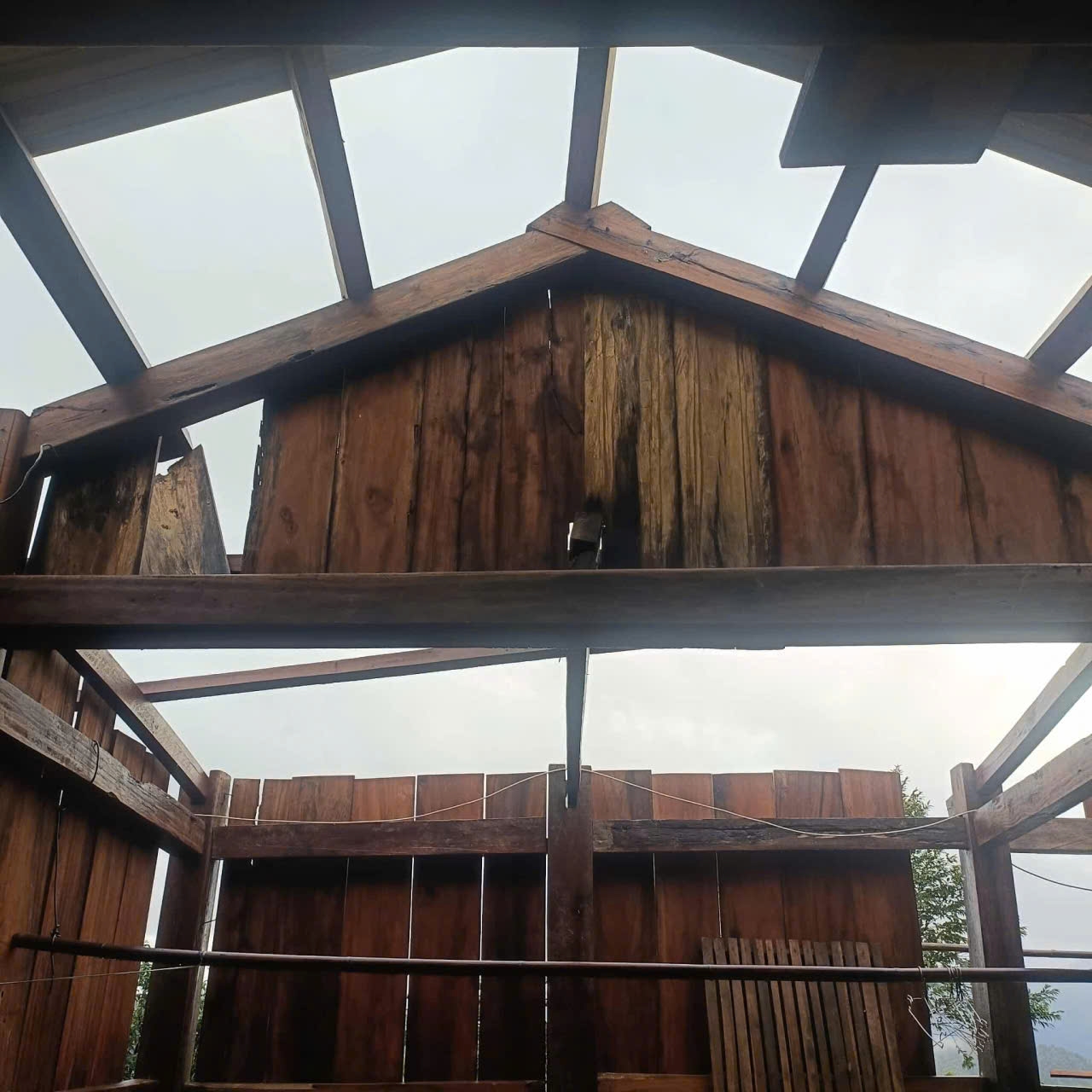 Một ngôi nhà ở Trà Linh bị thiệt hại sau bão số 13. (Ảnh Trà Vương)