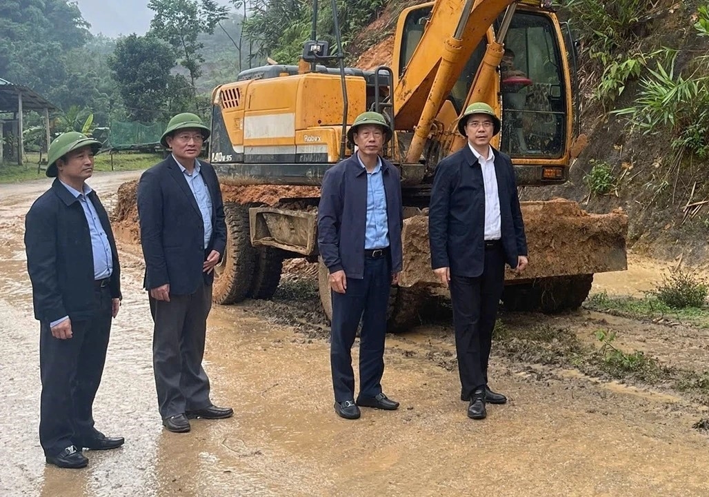 Ông Nguyễn Hồng Phong, Phó Bí thư Thường trực Tỉnh ủy khảo sát một số tuyến đường giao thông trên địa bàn xã Yên Khương bị sạt lở. .(ảnh Quốc Hương)