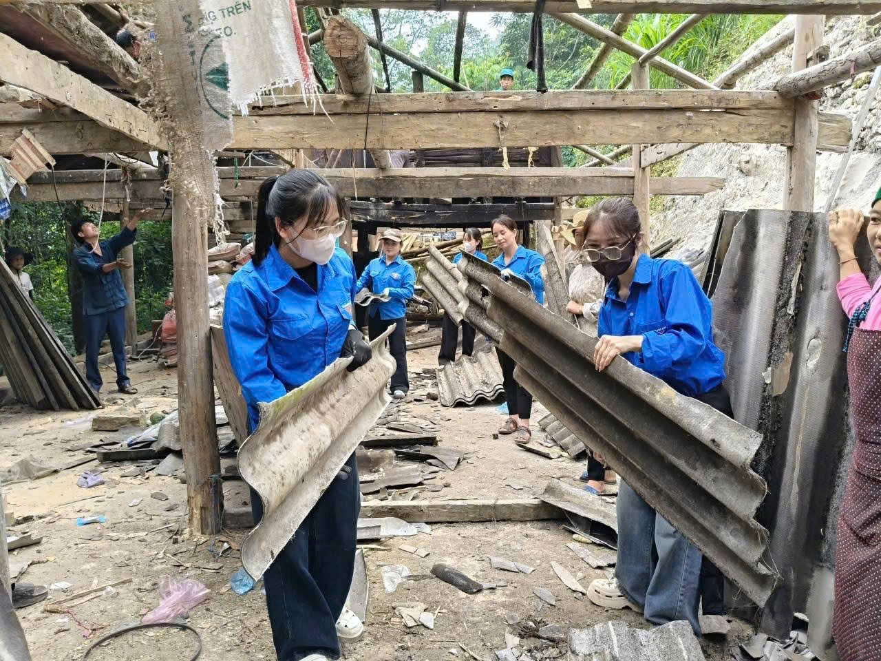 Tại các xã, thôn, người dân góp công, góp sức, từ san lấp mặt bằng, vận chuyển vật liệu đến hỗ trợ ngày công xây dựng 