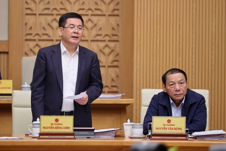 Bộ trưởng Bộ Công Thương Nguyễn Hồng Diên báo cáo tại Phiên họp - Ảnh: VGP/Nhật Bắc