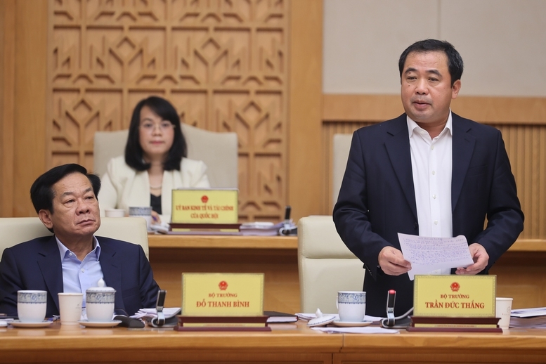 Bộ trưởng Bộ NN&MT Trần Đức Thắng báo cáo tại Phiên họp - Ảnh: VGP/Nhật Bắc