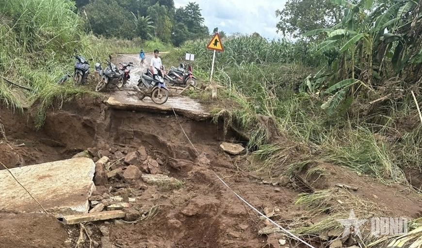 Sớm khắc phục sự cố cầu dân sinh bị lũ cuốn trôi do bão số 13