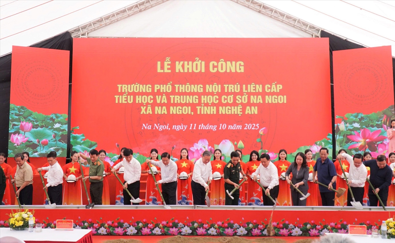 Ngày 11/10/2025, Tổng Bí thư Tô Lâm cùng lãnh đạo Nhà nước, bộ ngành, thực hiện nghi thức khởi công xây dựng Trường Phổ thông nội trú liên cấp Tiểu học và THCS Na Ngoi, xã Na Ngoi, tỉnh Nghệ An. Ảnh: VGP