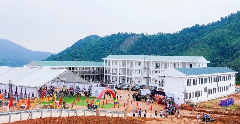  Trường Phổ thông nội trú liên cấp TH-THCS Na Ngoi có quy mô diện tích khoảng 5,5 ha, với tổng số vốn đầu tư gần 240 tỷ đồng từ nguồn vốn nhà nước và xã hội hóa. Công trình được đầu tư hiện đại, đồng bộ với 49 lớp học, gồm đầy đủ các hạng mục: Phòng học, phòng chức năng, khu ký túc xá, nhà ăn, khu vui chơi, khu trải nghiệm, khu tăng gia sản xuất...