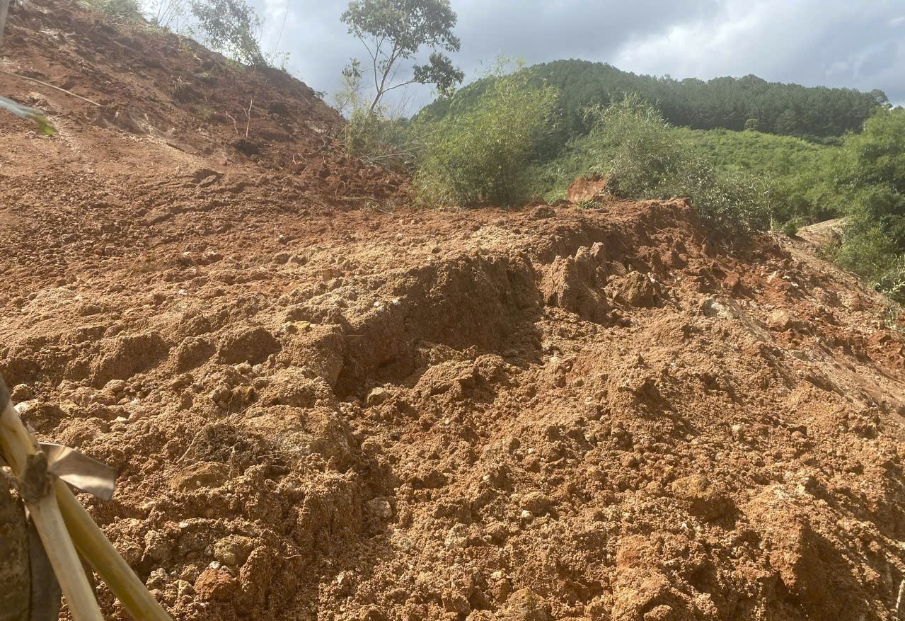 Hàng ngàn m3 đất đá vùi lấp đoạn đường lên Làng du lịch cộng đồng Tu Thó. (Ảnh: Ngọc Chí)