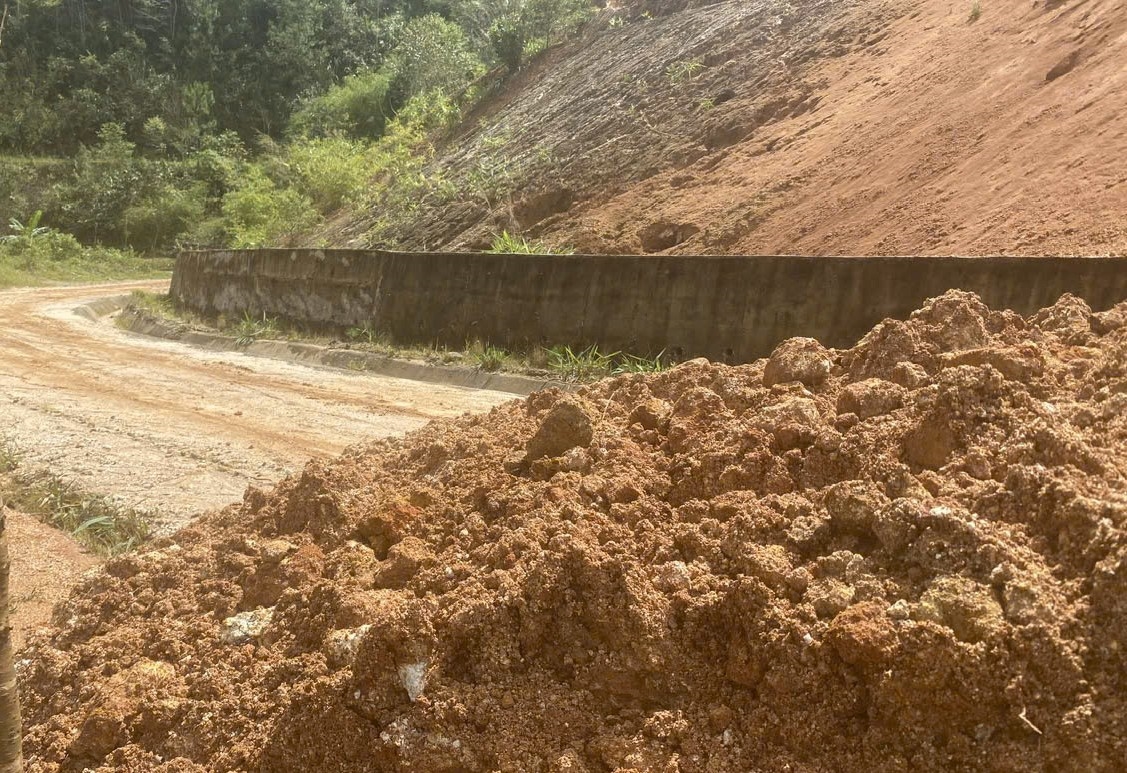 Đất đá đổ xuống khiến đường lên Làng du lịch cộng đồng Tu Thó bị ách tắc. (Ảnh: Ngọc Chí)