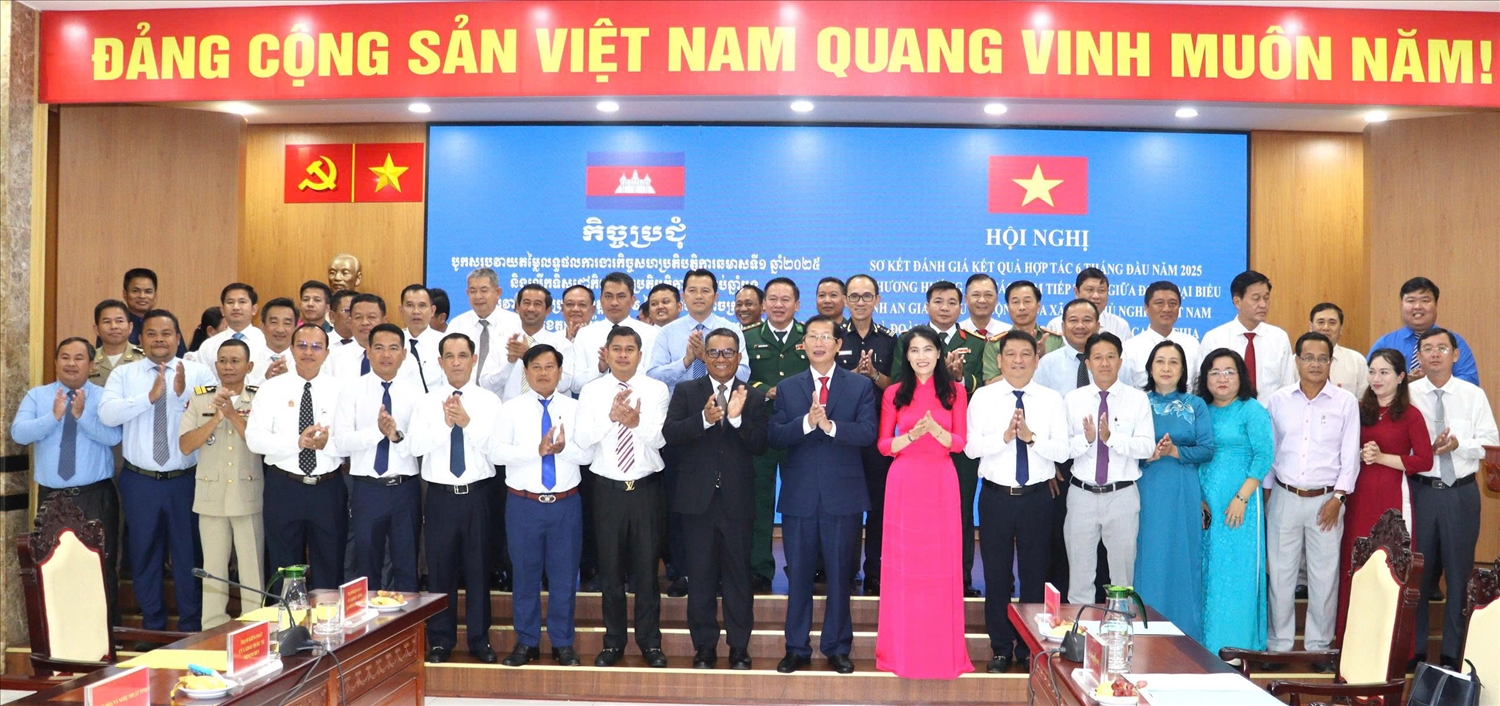 Đoàn đại biểu hai tỉnh chụp ảnh lưu niệm 
