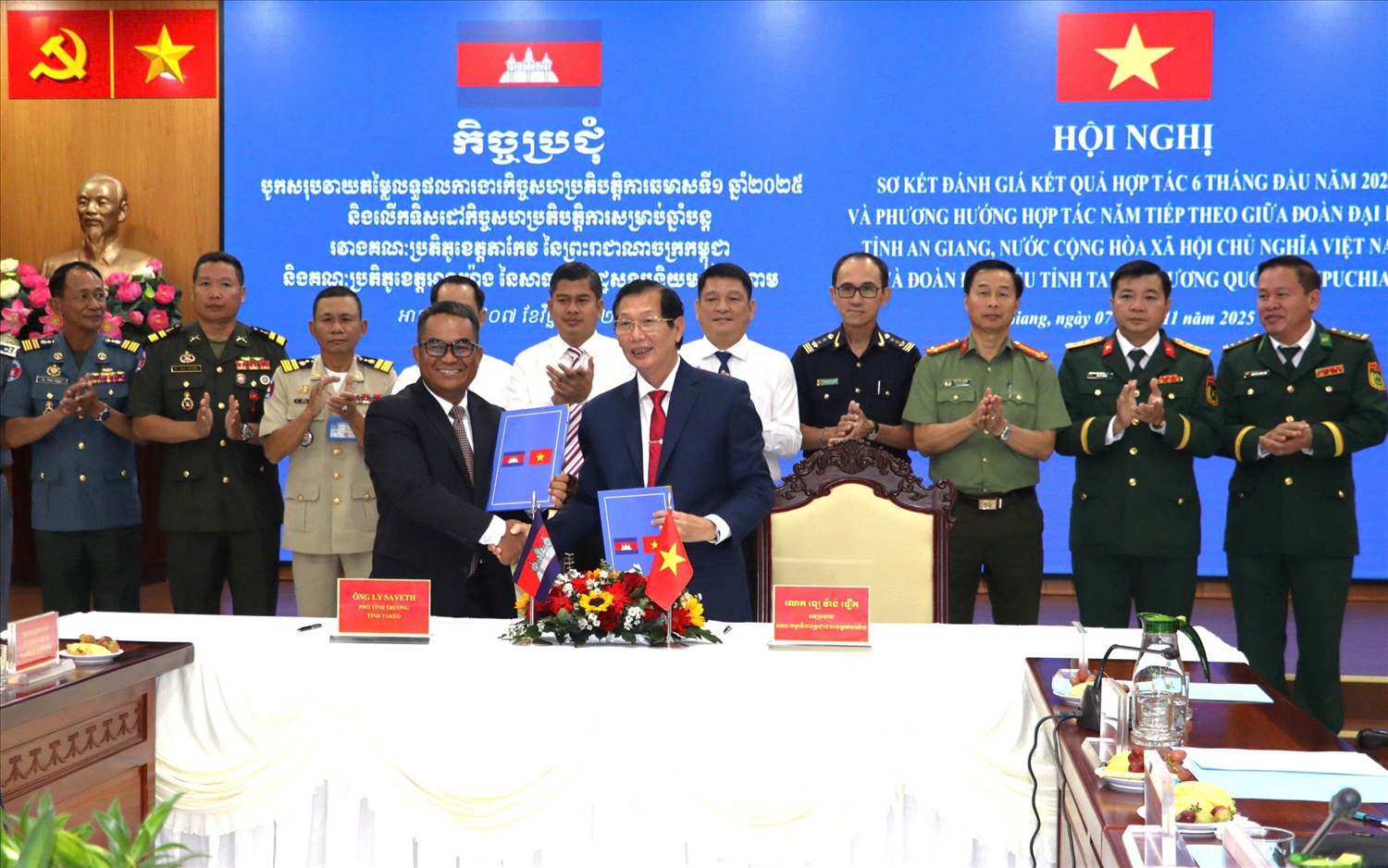 Ông Lê Văn Phước, Phó Chủ tịch UBND tỉnh An Giang và ông Ly Saveth, Phó Tỉnh trưởng tỉnh Takeo ký kết biên bản hợp tác