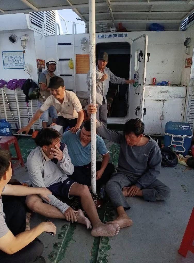 Anh Sanh (áo trắng) và ông Quang (áo xám) được tìm thấy khi đang lênh đênh trên biển. (Ảnh FB)