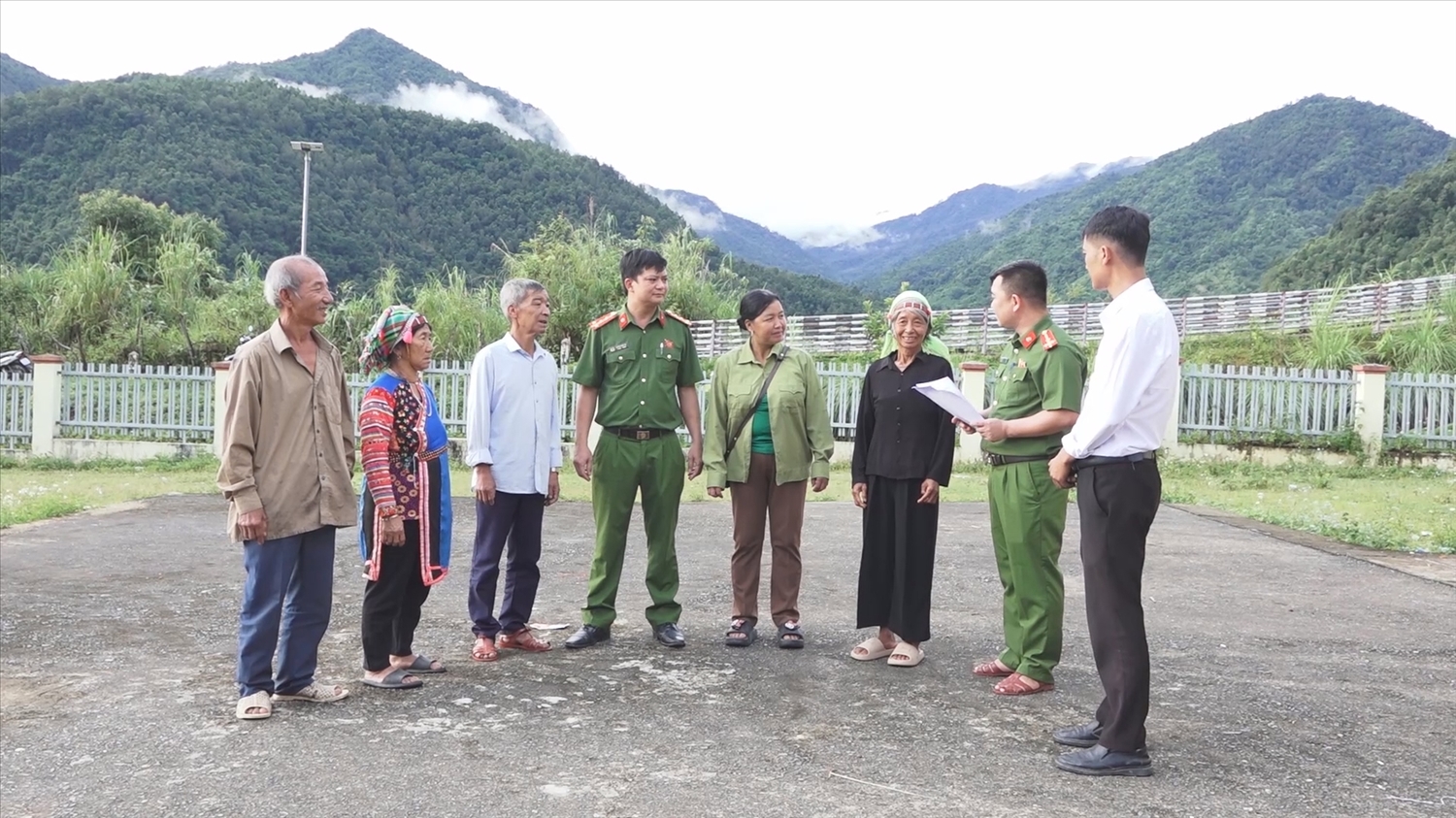 Cán bộ Công an xã Hua Bum tuyên truyền pháp luật đến người dân nhằm bảo vệ vững chắc biên giới.