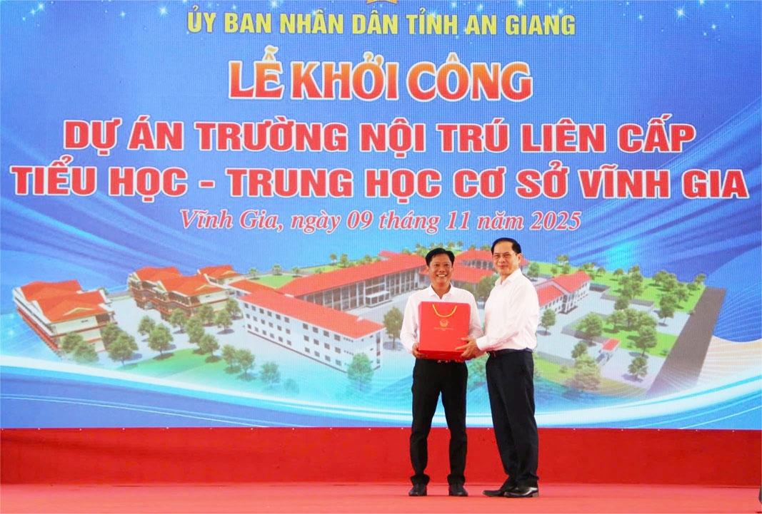 Phó Thủ tướng Chính phủ Bùi Thanh Sơn trao tặng quà cho Trường Nội trú liên cấp TH-THCS Vĩnh Gia, xã Vĩnh Gia, tỉnh An Giang. (Ảnh: Tào Đạt)