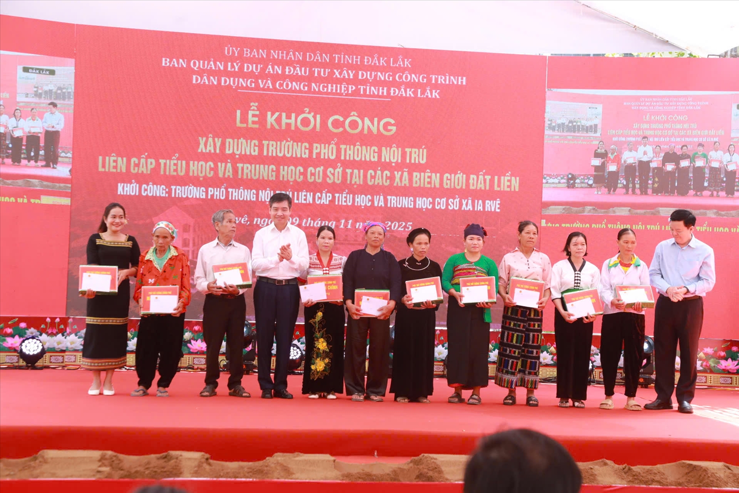 Phó Thủ tướng Mai Văn Chính trao quà cho các hộ khó khăn trên địa bàn xã Ỉa R'vê. (Ảnh: L. Hường)