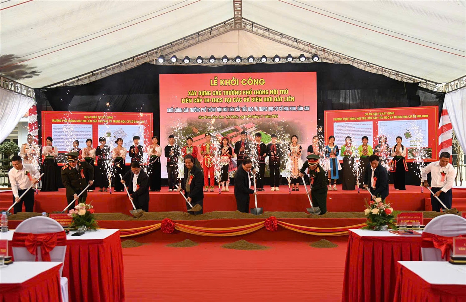 Bộ trưởng Bộ GD&ĐT Nguyễn Kim Sơn và các đại biểu thực hiện nghi lễ Khởi công xây dựng Trường phổ thông nội trú liên cấp Hua Bum, xã Dào San, tỉnh Lai Châu. (Thúy Hồng)