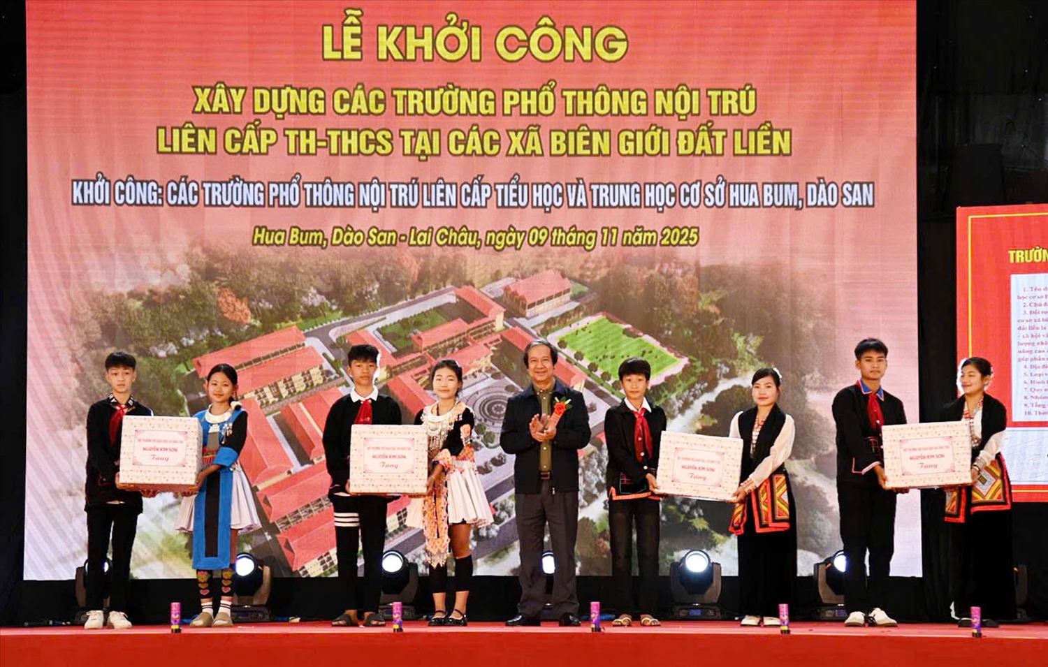 Bộ trưởng Bộ GD&ĐT Nguyễn Kim Sơn tặng quà cho các em học sinh Trường phổ thông nội trú liên cấp Hua Bum, xã Dào San, tỉnh Lai Châu. Thúy Hồng)
