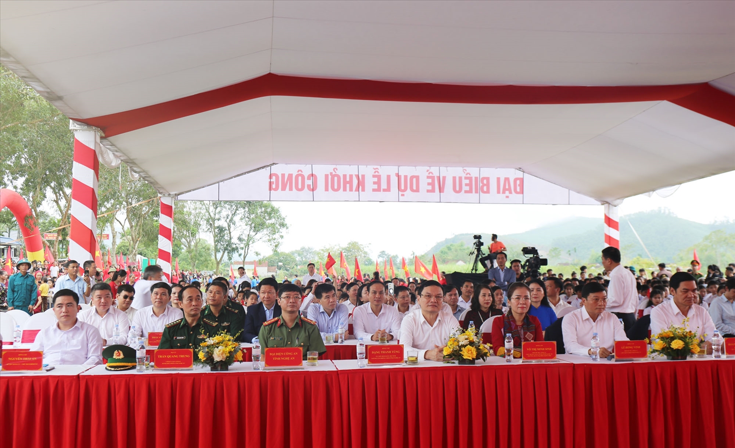 Các đại biểu dự Lễ khởi công tại điểm Trường nội trú liên cấp xã Hạnh Lâm, Nghệ An. (Ảnh: Thanh Hải)