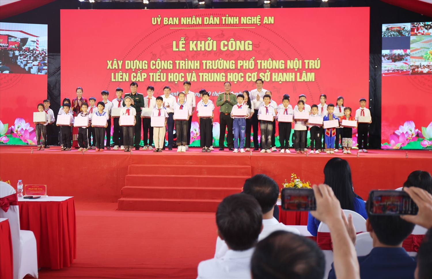 Tặng quà cho các cháu học sinh Trường nội trú liên cấp xã Hạnh Lâm, Nghệ An nhân dịp Lễ khởi công xây dựng điểm trường. (Ảnh: Thanh Hải)