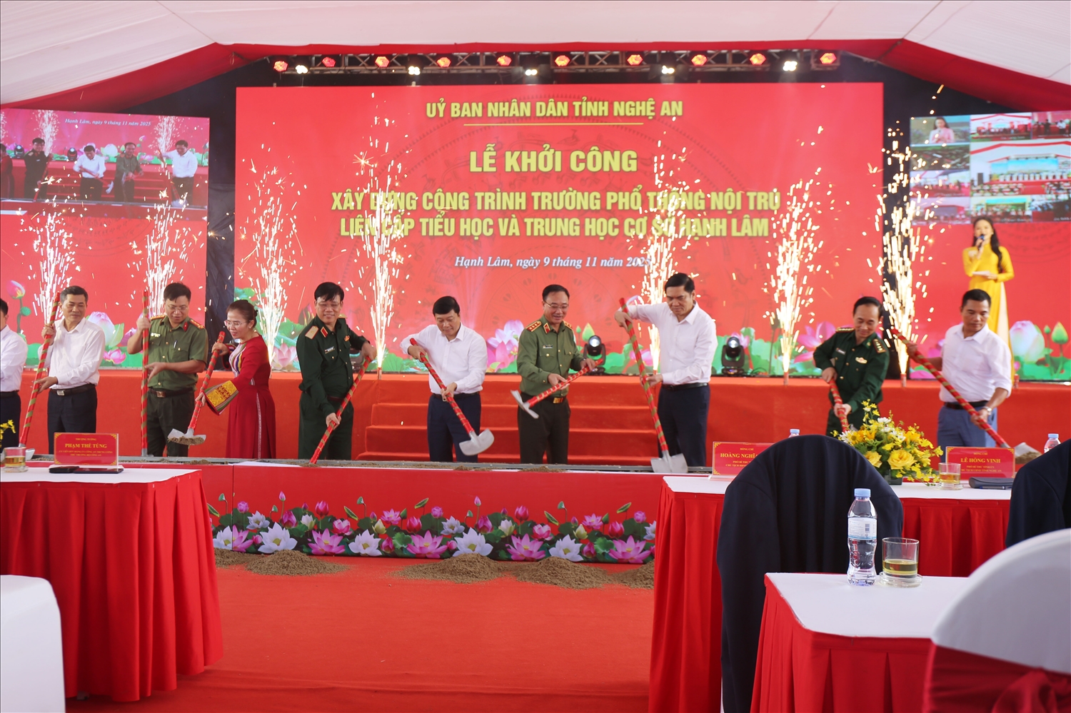 Các đại biểu thực hiện nghi lễ Khởi công xây dựng điểm Trường nội trú liên cấp xã Hạnh Lâm, Nghệ An. (Ảnh: Thanh Hải)