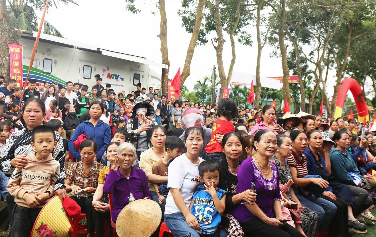 Đông đảo nhân dân địa phương đến tham dự Lễ Khởi công xây dựng điểm Trường nội trú liên cấp xã Hạnh Lâm, Nghệ An. (Ảnh: Thanh Hải)