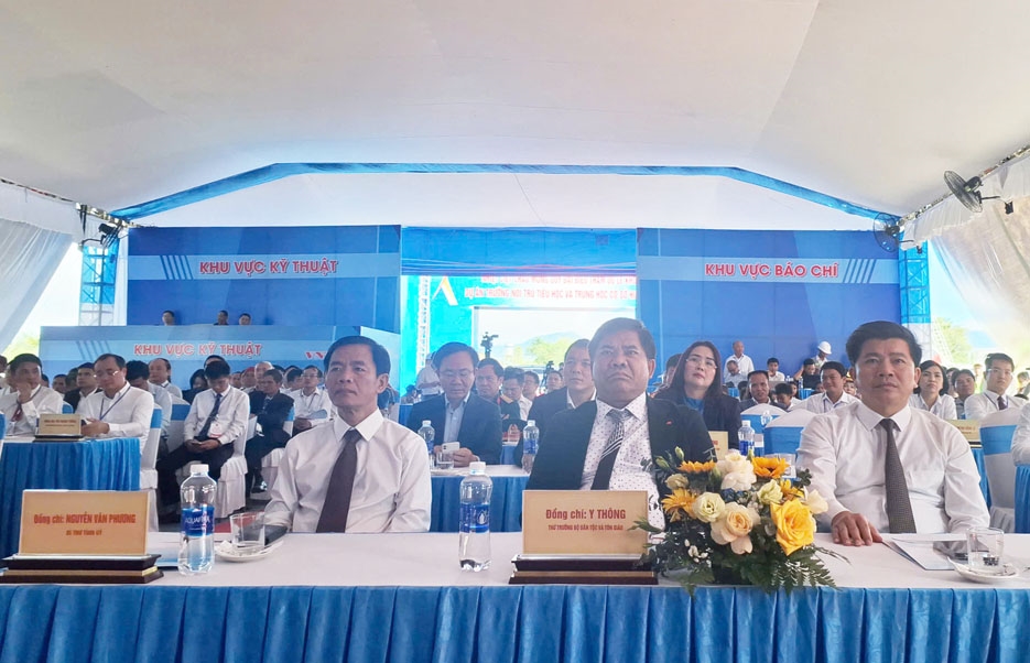 Thứ trưởng Bộ Dân tộc và Tôn giáo Y Thông dự Lễ khởi công tại điểm Trường nội trú liên cấp xã Hướng Phùng, Quảng Trị. (Ảnh: Phạm Tiến)